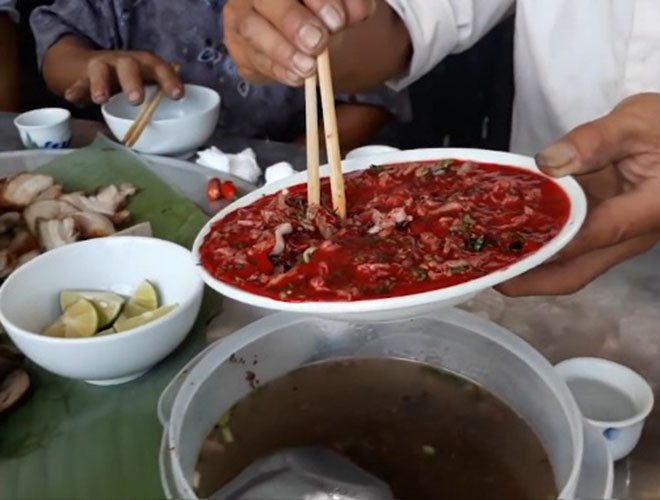 Không chỉ thế, thói quen ăn uống thiếu khoa học của một bộ phận người dân như ăn tiết canh, ăn thức ăn tái cũng là nguyên nhân gây bệnh