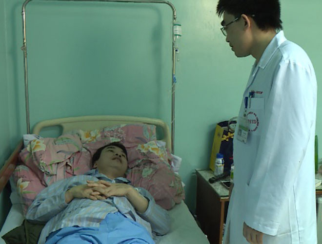 Bệnh nhân liên tục xuất hiện các biểu hiện như đau đầu dữ dội, sốt cao, hôn mê… Dù không nguy hiểm đến tính mạng nhưng sau 20 ngày điều trị, người bệnh vẫn còn xuất hiện triệu chứng đau đầu