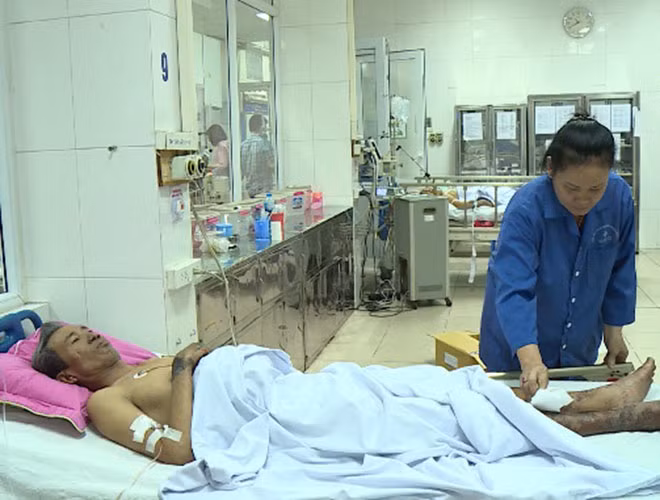 Bệnh nhân nhập viện trong tình trạng suy thận, sốt cao liên tục và xuất hiện các ban hoại tử trên da