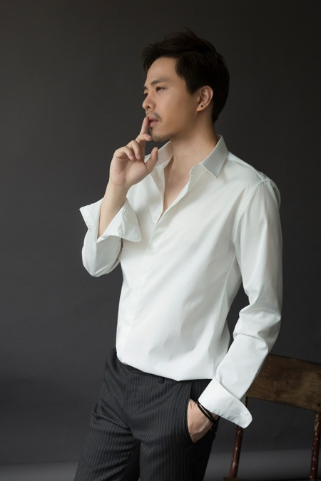 Trong bộ ảnh thời trang mới, Trịnh Thăng Bình hướng đến hình tượng quý ông trầm tư, lịch lãm.