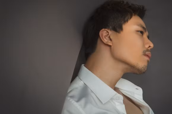 Đảm nhận vai chính đầu tay trong dự án điện ảnh, Trịnh Thăng Bình đã đặt tâm huyết rất nhiều khi nhận lời. Trịnh Thăng Bình đã lột tả hết những khía cạnh "lạ mà quen" của mình trong cách diễn xuất: Vẫn là chàng trai có tính cách đôi chút “tưng tửng”, yêu bản thân nhưng cũng đồng thời lột tả sâu hơn qua những lần đấu tranh nội tâm