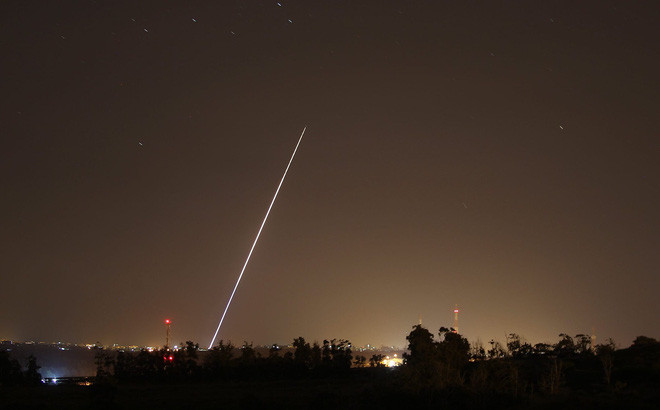 Tên lửa Tamir thuộc hệ thống Iron Dome vừa bị cướp cò trong môi trường nhiễu dày đặc Tên lửa Tamir thuộc hệ thống Iron Dome vừa bị cướp cò trong môi trường nhiễu dày đặc