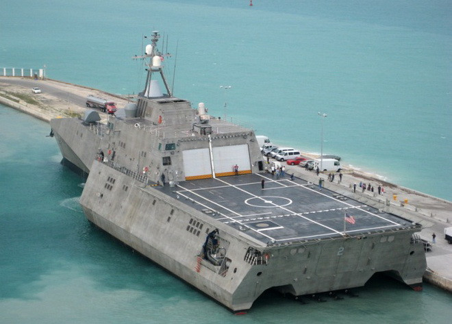 Sàn đáp máy bay rất lớn của tàu USS Independence Sàn đáp máy bay rất lớn của tàu USS Independence