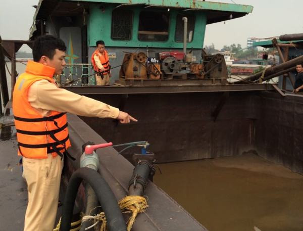 Chỉ chưa đầy 1 tháng, Đội CSGT đường thủy số 2 đã liên tiếp phát hiện, thu giữ nhiều tàu, thuyền với trọng tải lên tới gần 1.000 tấn khai thác cát trái phép. Hoạt động của các đối tượng vô cùng tinh vi, xảo quyệt, sẵn sàng chống lại lực lượng chức năng nếu bị phát hiện.