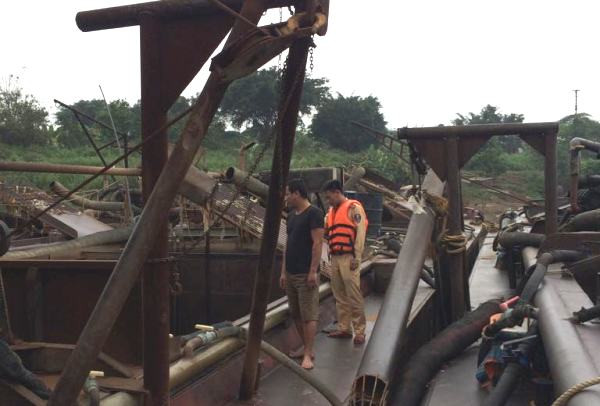 Đêm 12-3, tại khu vực bờ phải sông Hồng thuộc địa phận phường Thượng Cát, quận Bắc Từ Liêm, tổ công tác của Đội CSGT đường thủy số 2 đã phát hiện, tạm giữ tàu với trọng tải hơn 440 tấn đang có hành vi khai thác cát trái phép