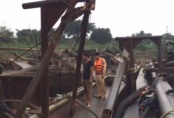 Đêm 12-3, tại khu vực bờ phải sông Hồng thuộc địa phận phường Thượng Cát, quận Bắc Từ Liêm, tổ công tác của Đội CSGT đường thủy số 2 đã phát hiện, tạm giữ tàu với trọng tải hơn 440 tấn đang có hành vi khai thác cát trái phép