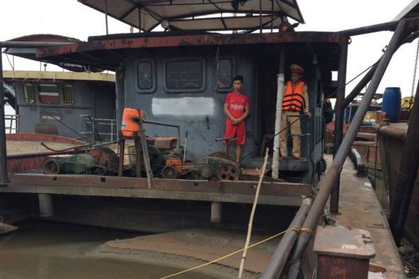 Quá trình đấu tranh khai thác, toàn bộ số cát này được các chủ phương tiện và nhân viên trên tàu khai nhận hút cát trái phép mang đi bán kiếm lời với số lượng lớn.