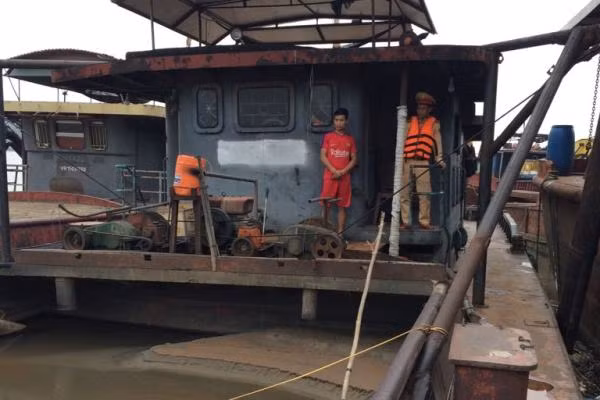 Quá trình đấu tranh khai thác, toàn bộ số cát này được các chủ phương tiện và nhân viên trên tàu khai nhận hút cát trái phép mang đi bán kiếm lời với số lượng lớn.