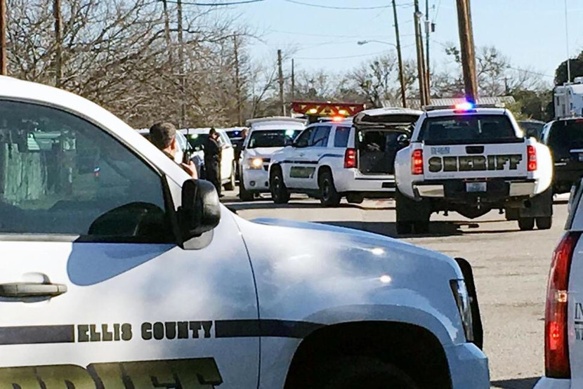 Phát biểu tại cuộc họp báo, Thống đốc bang Kentucky, ông Matt Bevin cho biết một học sinh 15 tuổi, hiện đang được chăm sóc trong bệnh viện, được cho là thủ phạm tiến hành vụ tấn công tại trường trung học ở Benton, một thị trấn nhỏ ở bang Kentucky