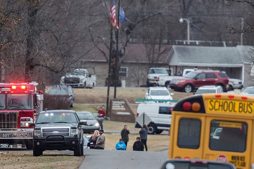 Cha mẹ học sinh cũng đã được thông báo ngay lập tức để đến đón con mình. Trường trung học này có 1.150 học sinh