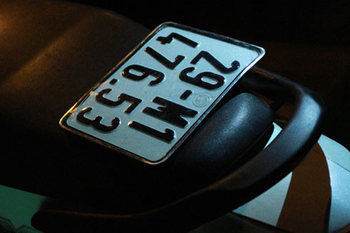 Chiếc xe không biển kiểm soát được trinh sát kiểm tra kỹ nhằm phát hiện những dấu hiệu phạm tội. Tiến hành kiểm tra hành chính, trinh sát phát hiện trong cốp xe của một thanh niên có một biển kiểm soát. Xét hỏi nhanh bằng các biện pháp nghiệp vụ, những trường hợp vi phạm đã bị lập biên bản và đưa về công an phường xác minh nơi tạm trú, nhân thân, lai lịch.