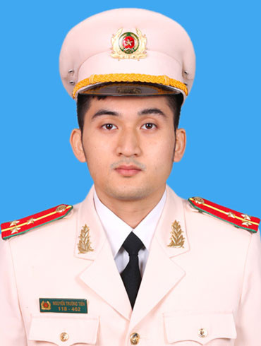 5. Người “chặt đứt” nhiều đường dây buôn lậu lớn Trải qua gần 1 năm kiên trì theo dõi di biến động của tội phạm, thậm chí phải giả trang làm nhân viên phục vụ tại sân bay, tháng 8-2017, Thượng úy Nguyễn Trường Tiến, Phòng CSĐT tội phạm về tham nhũng, kinh tế, buôn lậu, CATP Hà Nội cùng đồng đội đã phát hiện, bắt giữ 5 đối tượng khi vừa bay từ Hà Nội sang Thái Lan, từ Thái Lan bay tiếp sang Hồng Kông (Trung Quốc) nhận vàng trang sức, vận chuyển về đến sân bay Nội Bài. Trong người mỗi đối tượng này cất giấu từ 5-6kg vàng quấn quanh bụng, đùi... Với việc tham gia xác lập và phá nhiều chuyên án lớn về buôn lậu, Thượng úy Nguyễn Trường Tiến luôn tâm niệm: “Trinh sát viên phải có một bản lĩnh vững vàng, một ý chí sắt đá, không chùn bước trước những khó khăn, gian khổ, nêu cao phẩm chất đạo đức của người chiến sĩ CAND, từ đó chặt đứt những đường dây tội phạm”. 5. Người “chặt đứt” nhiều đường dây buôn lậu lớn Trải qua gần 1 năm kiên trì theo dõi di biến động của tội phạm, thậm chí phải giả trang làm nhân viên phục vụ tại sân bay, tháng 8-2017, Thượng úy Nguyễn Trường Tiến, Phòng CSĐT tội phạm về tham nhũng, kinh tế, buôn lậu, CATP Hà Nội cùng đồng đội đã phát hiện, bắt giữ 5 đối tượng khi vừa bay từ Hà Nội sang Thái Lan, từ Thái Lan bay tiếp sang Hồng Kông (Trung Quốc) nhận vàng trang sức, vận chuyển về đến sân bay Nội Bài. Trong người mỗi đối tượng này cất giấu từ 5-6kg vàng quấn quanh bụng, đùi... Với việc tham gia xác lập và phá nhiều chuyên án lớn về buôn lậu, Thượng úy Nguyễn Trường Tiến luôn tâm niệm: “Trinh sát viên phải có một bản lĩnh vững vàng, một ý chí sắt đá, không chùn bước trước những khó khăn, gian khổ, nêu cao phẩm chất đạo đức của người chiến sĩ CAND, từ đó chặt đứt những đường dây tội phạm”.