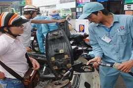 Giá xăng giảm thêm 30 đồng từ 18h tối nay