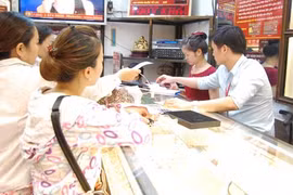 Giá vàng bật tăng cao, lập đỉnh mới