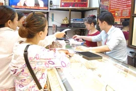 Giá vàng bật tăng cao, lập đỉnh mới