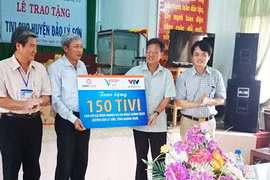 Trao tặng 150 chiếc tivi cho quân và dân huyện đảo Lý Sơn