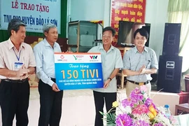 Trao tặng 150 chiếc tivi cho quân và dân huyện đảo Lý Sơn