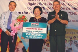 Trao học bổng hỗ trợ con em cựu chiến binh
