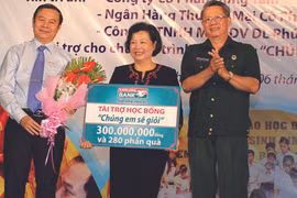 Trao học bổng hỗ trợ con em cựu chiến binh
