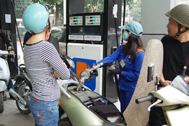 Xăng dầu bất ngờ điều chỉnh lúc nửa đêm