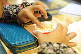 Vàng tiếp tục tăng giá, thiết lập đỉnh mới