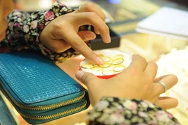 Vàng tiếp tục tăng giá, thiết lập đỉnh mới