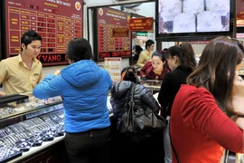 Giá vàng lên chút ít, đừng lao đầu vào lửa