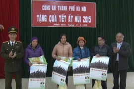 CATP.Hà Nội tặng quà đồng bào công giáo có hoàn cảnh khó khăn