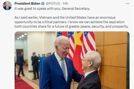 Tổng thống Mỹ liên tục cập nhật những cảm xúc đặc biệt trong chuyến thăm Việt Nam