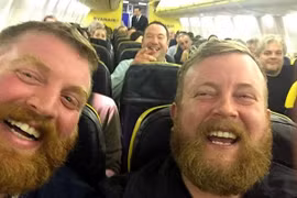 Bất ngờ vì ngồi cạnh người đàn ông lạ giống hệt mình trên máy bay 