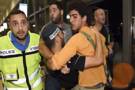 Tấn công đẫm máu bằng dao và súng ở trạm xe bus Israel 