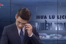 Xúc động khoảnh khắc BTV Tuấn Dương nghẹn ngào lau nước mắt khi dẫn cầu truyền hình về miền Trung
