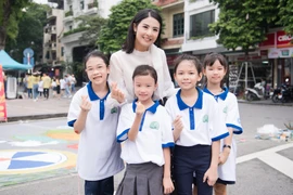 Hoa hậu Ngọc Hân đạp xe, cùng các em nhỏ vẽ tranh "xe đạp khổng lồ"