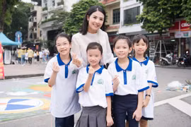 Hoa hậu Ngọc Hân đạp xe, cùng các em nhỏ vẽ tranh "xe đạp khổng lồ"