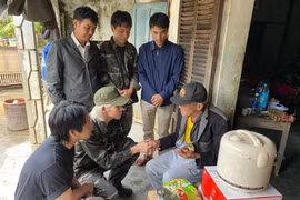 “Sao” Việt nối dài hành trình gửi yêu thương về với miền Trung 