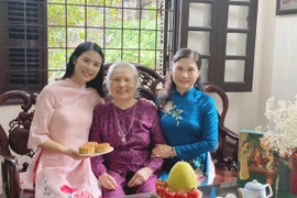 Hoa hậu Ngọc Hân tự tay làm món quà Trung thu đặc biệt 