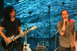 Phạm Anh Khoa là giọng hát chính thay Trần Lập trong ban nhạc Bức Tường