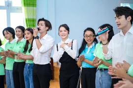 Lý Nhã Kỳ đồng hành cùng quỹ học bổng Vừ A Dính 