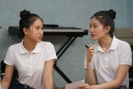 Thí sinh "Hoa hậu Việt Nam 2020" tri ân "người lái đò" khiếm thị