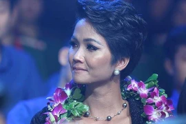 H’hen Niê bật khóc vì bị chỉ trích “keo kiệt” khi ủng hộ miền Trung 50 triệu đồng 