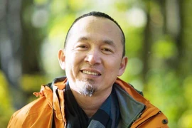 Nhạc sĩ Quốc Trung bán đấu giá 3 bức tranh ủng hộ đồng bào miền Trung 