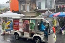 [Ảnh] Hàng chục CBCS đội mưa lớn, tiếp nhận hàng hóa cho nhân dân trong vùng phong tỏa Văn Miếu - Văn Chương