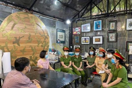 Hội phụ nữ Công an quận Hà Đông chung tay chia sẻ khó khăn với cộng đồng