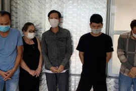 Cảnh sát hình sự bắt quả tang người phụ nữ và 4 nam giới đang đánh bạc