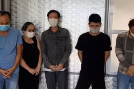 Cảnh sát hình sự bắt quả tang người phụ nữ và 4 nam giới đang đánh bạc