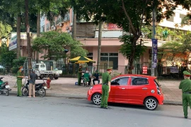 Nhân viên showroom ô tô đi giao xe cho khách bị phạt 2 triệu đồng 