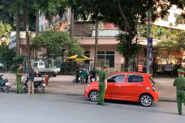 Nhân viên showroom ô tô đi giao xe cho khách bị phạt 2 triệu đồng 