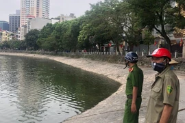 Cắm chốt không để người dân tập thể dục quanh khu vực hồ Hoàng Cầu, phòng dịch Covid-19