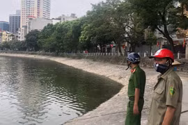 Cắm chốt không để người dân tập thể dục quanh khu vực hồ Hoàng Cầu, phòng dịch Covid-19