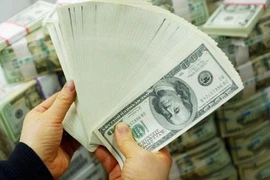 Bắt quả tang đối tượng bán hơn 16.000 USD giả